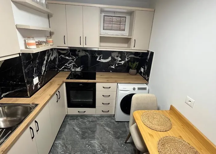 Golden House בראט